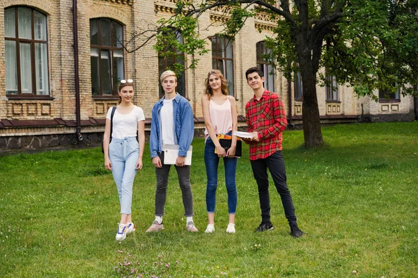 Estudantes Universitários Com Livros Pátio Escola — Fotografia de Stock