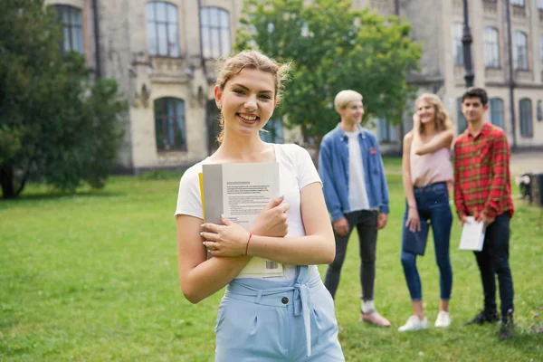 Studenten Met Boeken Binnenplaats Van School — Stockfoto