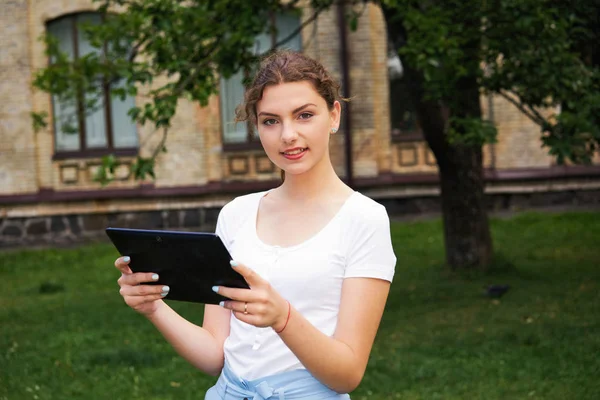  Genç beyaz güzel bir kadın ile tablet pc Park          