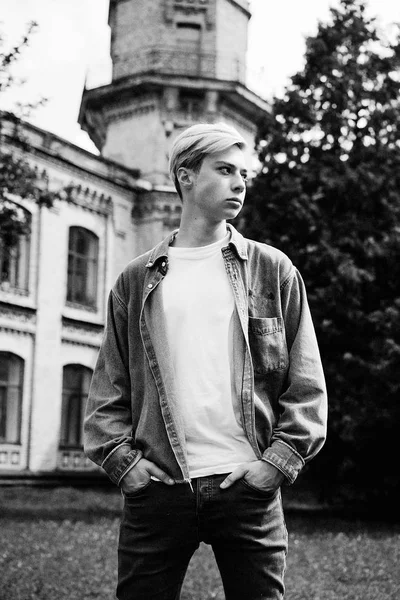  Yakışıklı genç üniversite öğrenci okul Courtyard portresi       