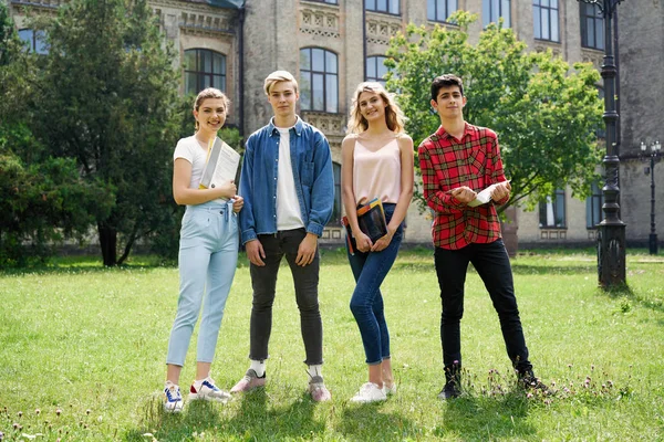  Üniversite öğrencileri okul Courtyard kitaplarla