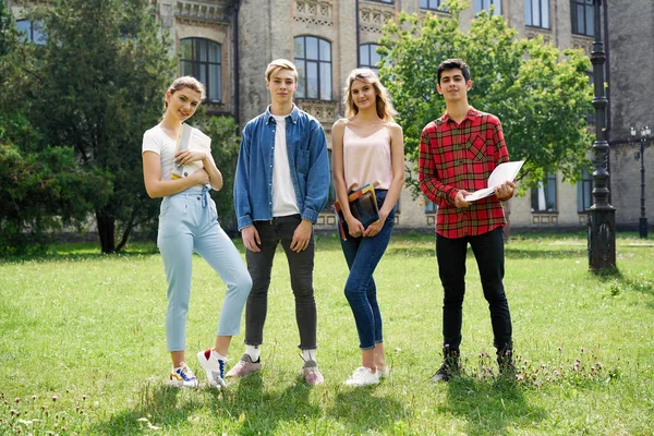 Studenten Met Boeken Binnenplaats Van School — Stockfoto