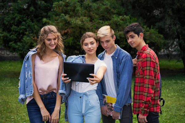 Estudantes Universitários Com Tablet Tirando Selfie Pátio Escola — Fotografia de Stock