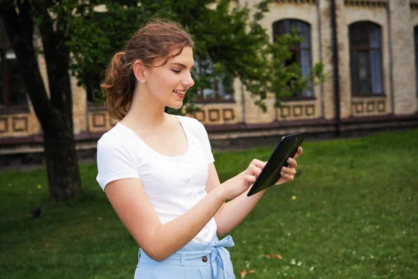  Genç beyaz güzel bir kadın ile tablet pc Park          