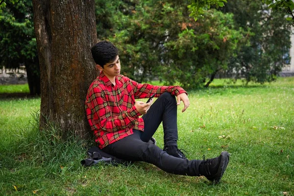 Ung Kille Sitter Gräset Parken Med Telefon — Stockfoto