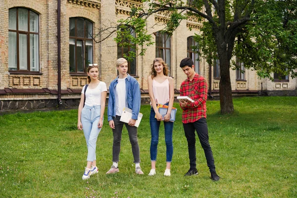 Studenten Met Boeken Binnenplaats Van School — Stockfoto