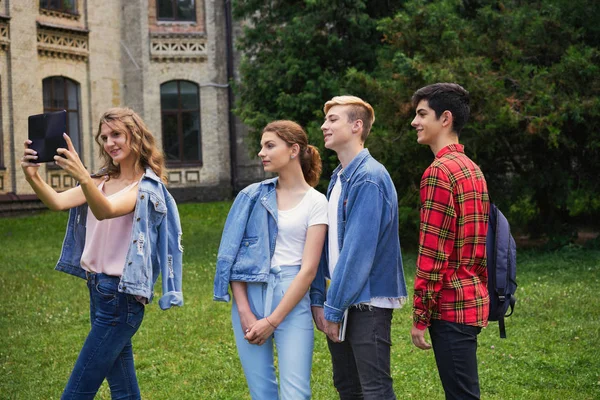 Högskolestudenter Med Tabletpc Tar Selfie Skolans — Stockfoto