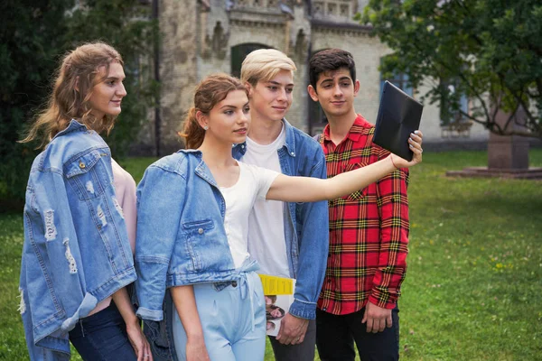 Estudantes Universitários Com Tablet Tirando Selfie Pátio Escola — Fotografia de Stock