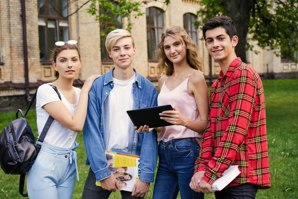 Studenten Met Tablet Binnenplaats Van School — Stockfoto