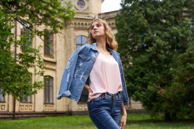 Genç kız öğrenci okul Courtyard       