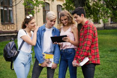 Üniversite öğrencileri okul Courtyard tablet pc ile                                  