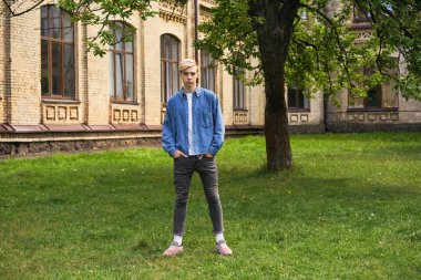  Yakışıklı genç üniversite öğrenci okul Courtyard portresi       