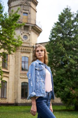 Genç kız öğrenci okul Courtyard       