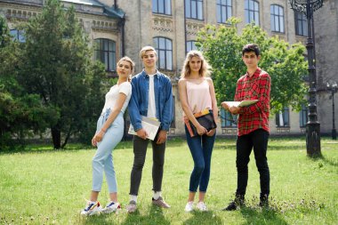  Üniversite öğrencileri okul Courtyard kitaplarla