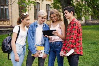 Üniversite öğrencileri okul Courtyard tablet pc ile                                  