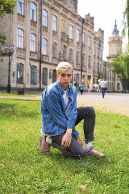  Yakışıklı genç üniversite öğrenci okul Courtyard portresi       