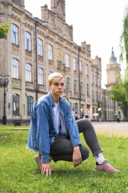  Yakışıklı genç üniversite öğrenci okul Courtyard portresi       