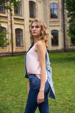 Genç kız öğrenci okul Courtyard       