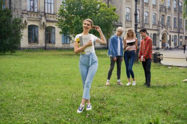  Üniversite öğrencileri okul Courtyard kitaplarla