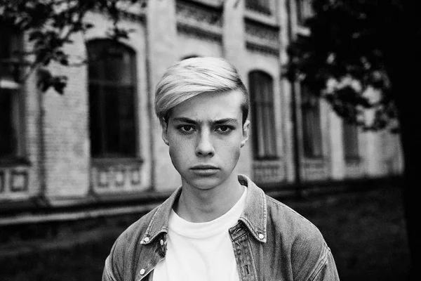  Yakışıklı genç üniversite öğrenci okul Courtyard portresi       