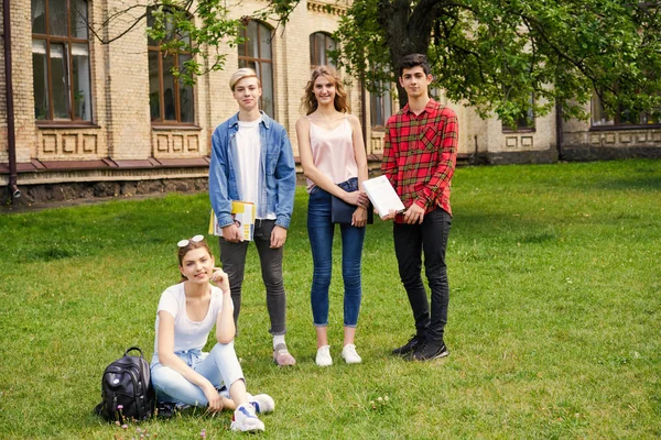 Estudantes Universitários Com Livros Pátio Escola — Fotografia de Stock