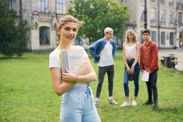 Estudantes Universitários Com Livros Pátio Escola — Fotografia de Stock