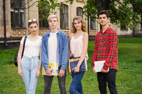 Högskolestudenter Med Böcker Skolans — Stockfoto