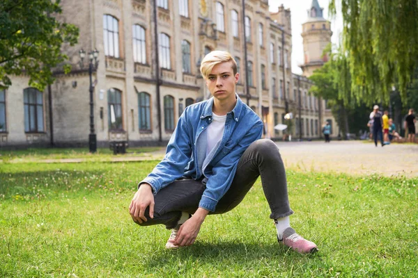 Portrait Beau Jeune Étudiant Universitaire Dans Cour École — Photo