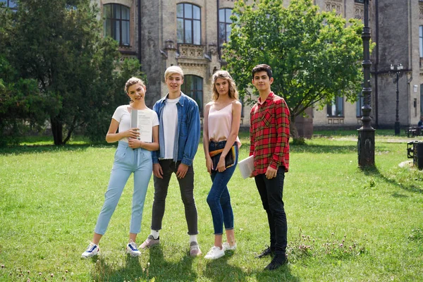 Studenten Met Boeken Binnenplaats Van School — Stockfoto