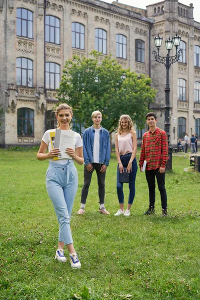  Üniversite öğrencileri okul Courtyard kitaplarla