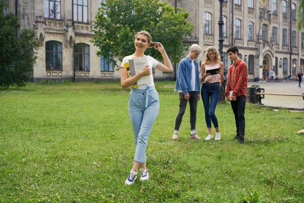 Estudantes Universitários Com Livros Pátio Escola — Fotografia de Stock