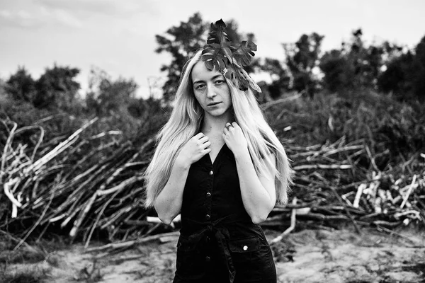 Mujer Rubia Joven Posando Vestido Negro Naturaleza —  Fotos de Stock