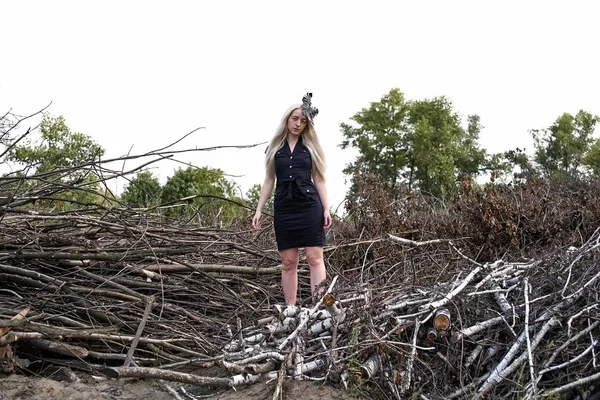 Jovem Loira Posando Vestido Preto Natureza — Fotografia de Stock