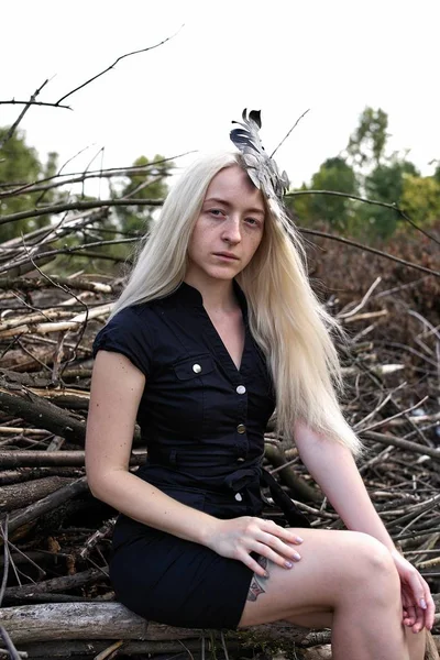 Mujer Rubia Joven Posando Vestido Negro Naturaleza —  Fotos de Stock