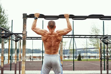 yukarı çekerek sokak .fitness, spor, eğitim ve yaşam tarzı kavramı yapan genç erkek 