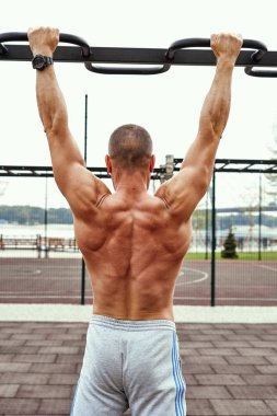 yukarı çekerek sokak .fitness, spor, eğitim ve yaşam tarzı kavramı yapan genç erkek 