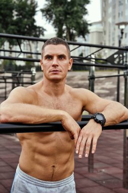 sokak .fitness, spor, eğitim ve yaşam tarzı konsepti üzerine egzersiz genç adam 