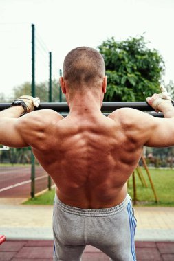 sokak .fitness, spor, eğitim ve yaşam tarzı konsepti üzerine egzersiz genç adam 