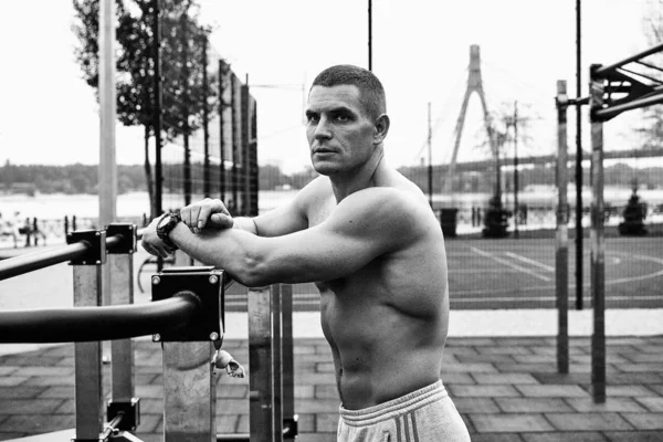 Νεαρός Άνδρας Άσκηση Στο Δρόμο Γυμνό Κορμό Έννοια Fitness Αθλητισμός — Φωτογραφία Αρχείου