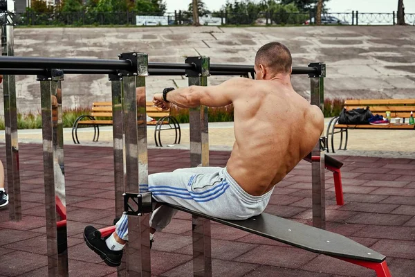 Joven Haciendo Ejercicio Calle Fitness Deporte Entrenamiento Concepto Estilo Vida —  Fotos de Stock