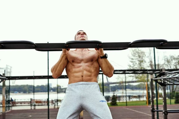 Joven Haciendo Ejercicio Calle Con Torso Desnudo Fitness Deporte Entrenamiento —  Fotos de Stock