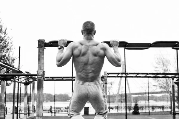 Joven Haciendo Tirando Hacia Arriba Calle Fitness Deporte Entrenamiento Concepto —  Fotos de Stock