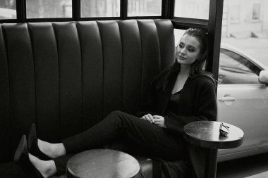 Muhteşem genç esmer kadın siyah giysili poz 