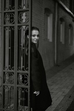 Muhteşem genç esmer kadın siyah giysili poz 