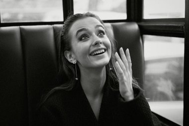 Muhteşem genç esmer kadın siyah giysili poz 