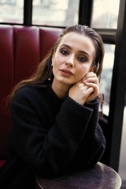 Muhteşem genç esmer kadın siyah giysili poz