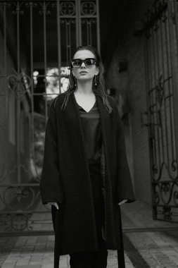 Sokakta poz siyah giysili güzel genç esmer kadın 