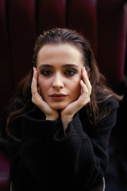 Muhteşem genç esmer kadın siyah giysili poz