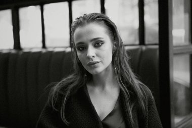 Muhteşem genç esmer kadın siyah giysili poz 