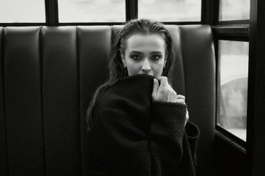 Muhteşem genç esmer kadın siyah giysili poz 